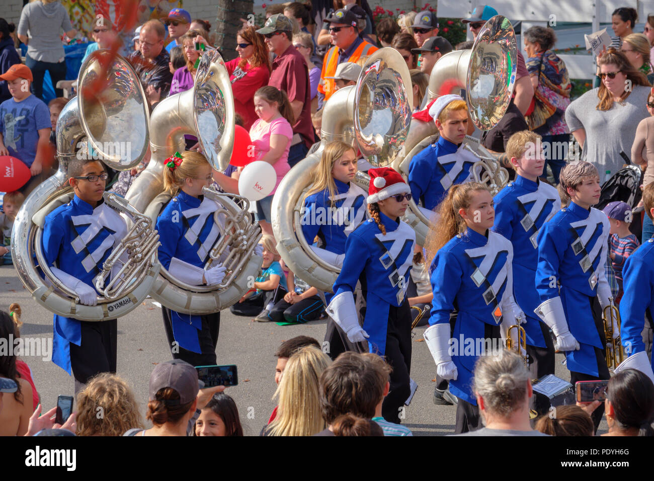 High school Marching Band Brass sousaphone section cuivres en petites Texas City Parade de Noël. Banque D'Images