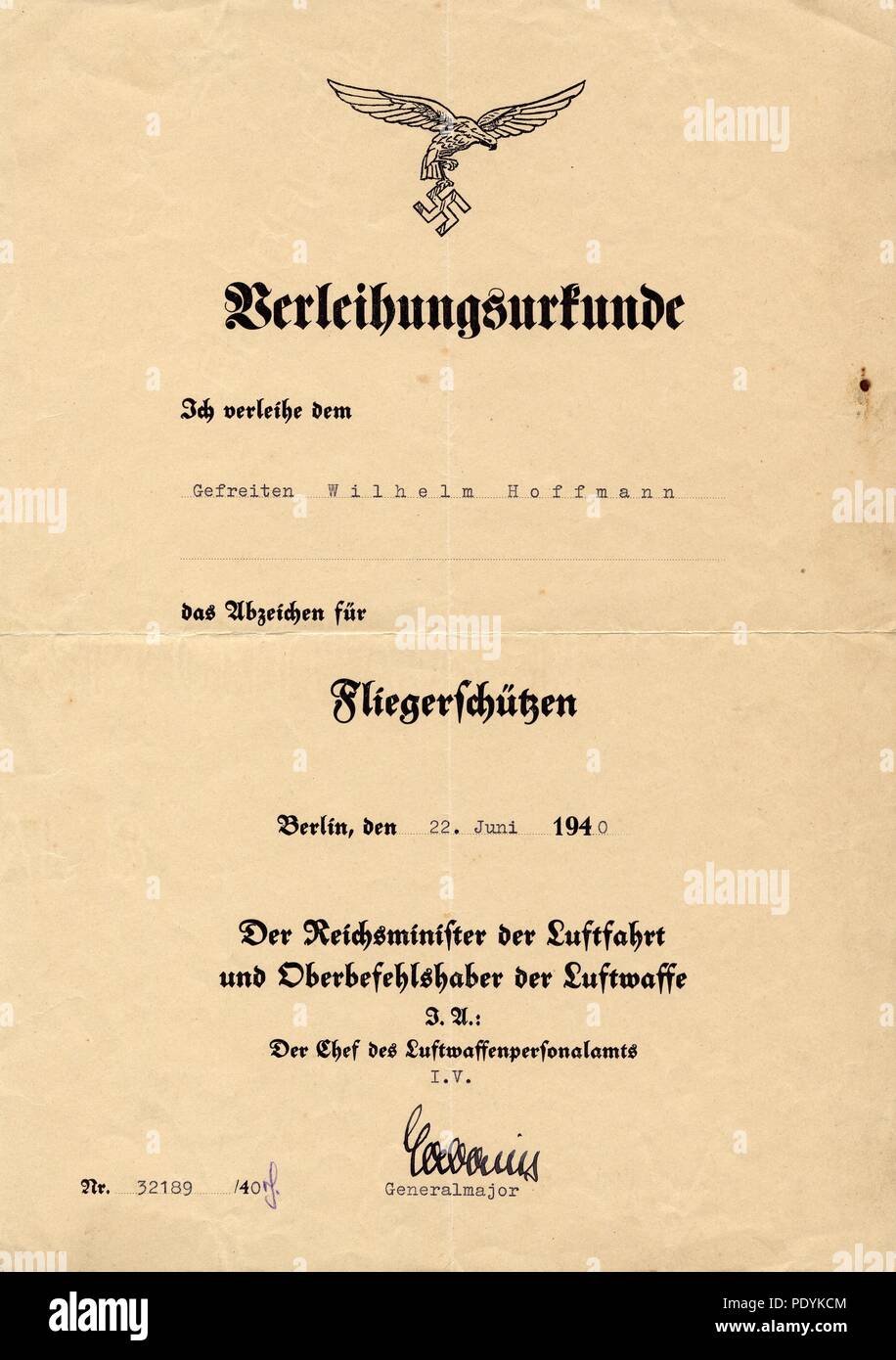 Certificat remis à Willi Feldwebel Hoffmann, de 5. La Kampfgeschwader 30, Staffel : Certificat pour la Luftwaffe Mitrailleur insigne, décerné à Gefreiter Willi Hoffmann, de 5./KG 30 le 22 juin 1940. Elle est signée à l'encre par Generalmajor Ernst Cabanis du bureau du personnel de la Luftwaffe. Banque D'Images
