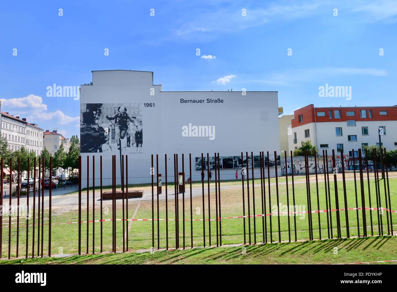Bernauer Strasse, Berlin, Allemagne. Pegs / posts note sur l'ancien chemin du mur de Berlin. Août 2018 L'été chaud. Banque D'Images