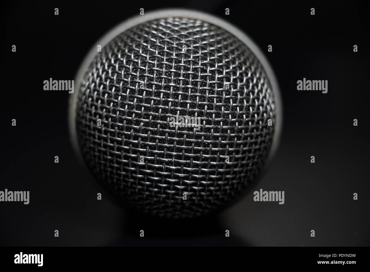 Microphone close up. Texture d'un microphone avec fond noir Photo Stock -  Alamy