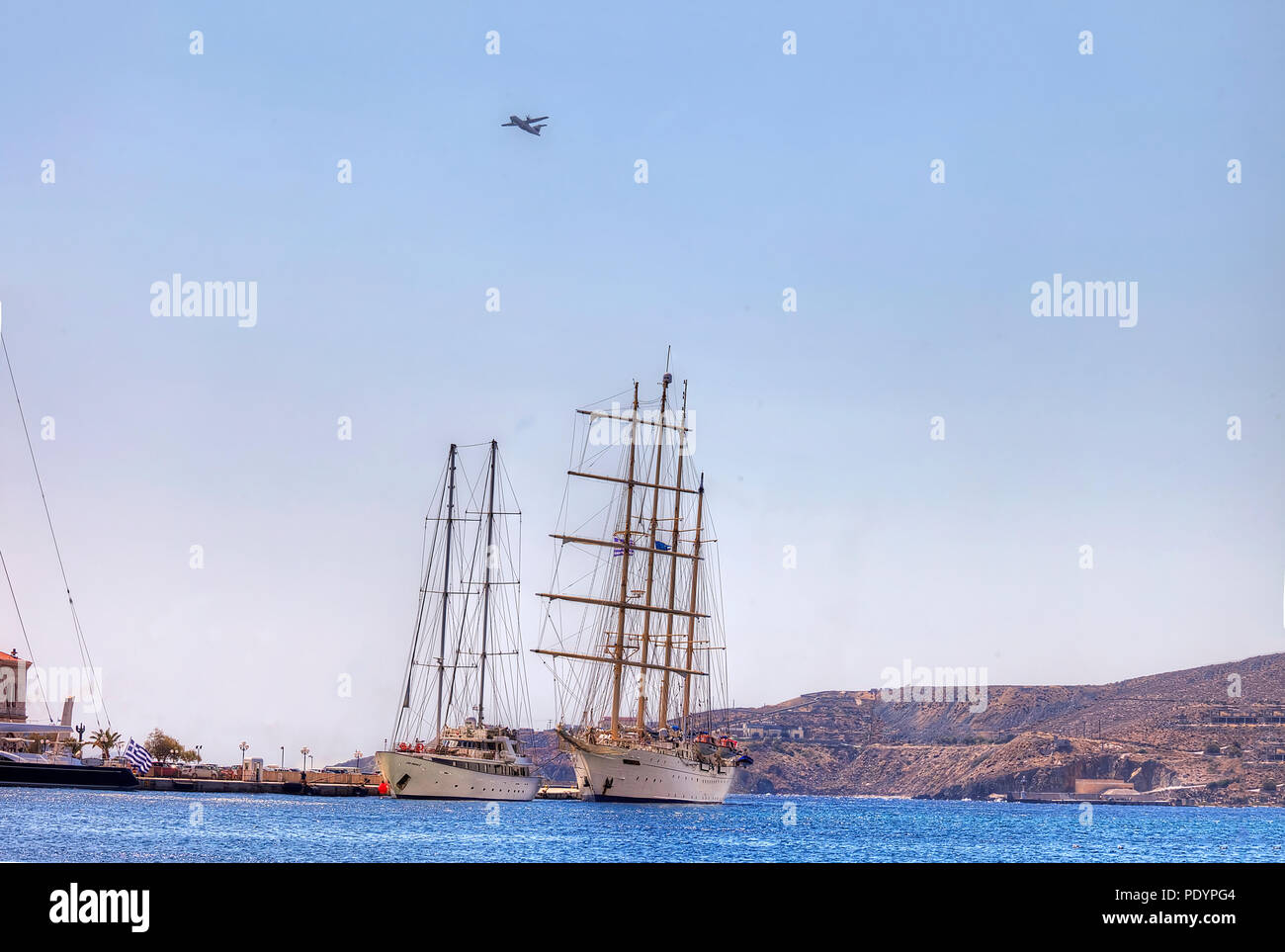 Hermoupopolis : 9 août . Sailships Hermoupoliis Big amarré dans le port avec l'avion volant dans le ciel. Syros : 09/08/2018 , la Grèce, Banque D'Images