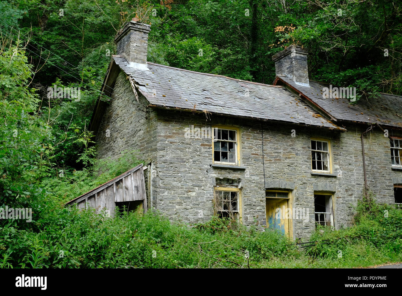 Route abandonnée cottages Banque D'Images