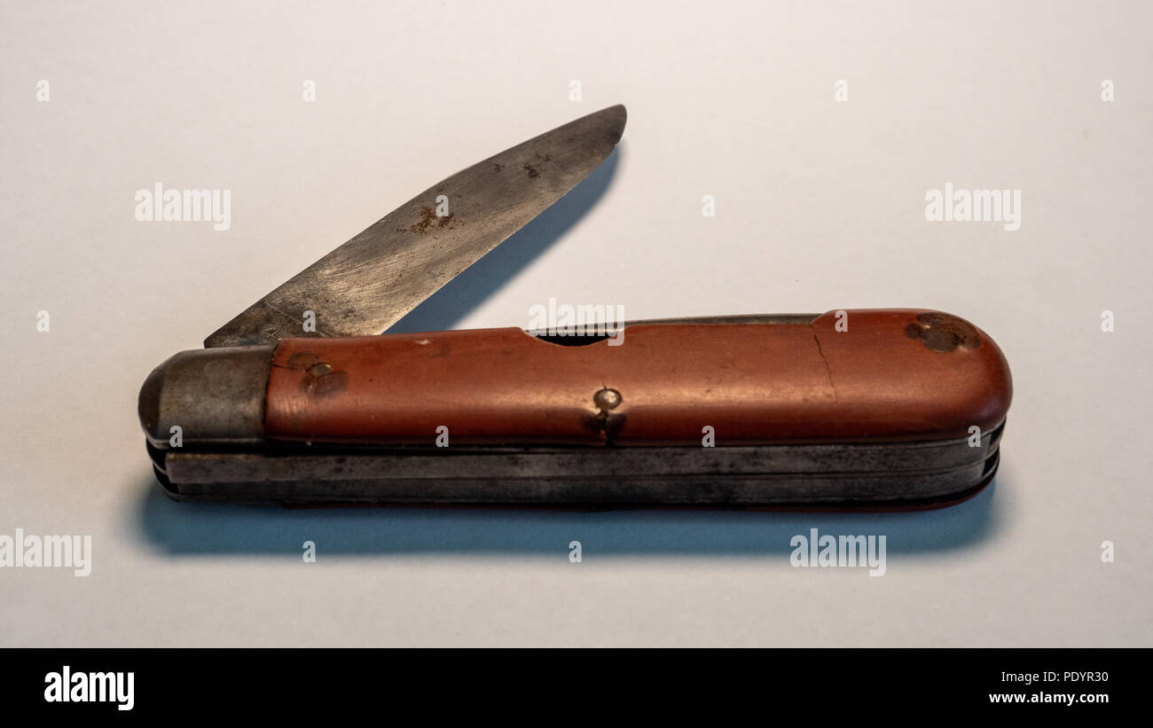 Antique vintage couteau de poche militaire suisse avec utilisé et Rusty seconde guerre mondiale vieille lame fond blanc Banque D'Images