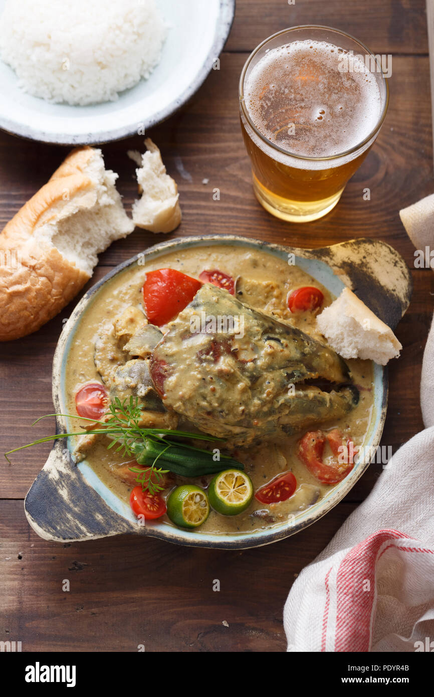 Tête de Poisson au Curry, cuisine singapourienne traditionnelle Banque D'Images
