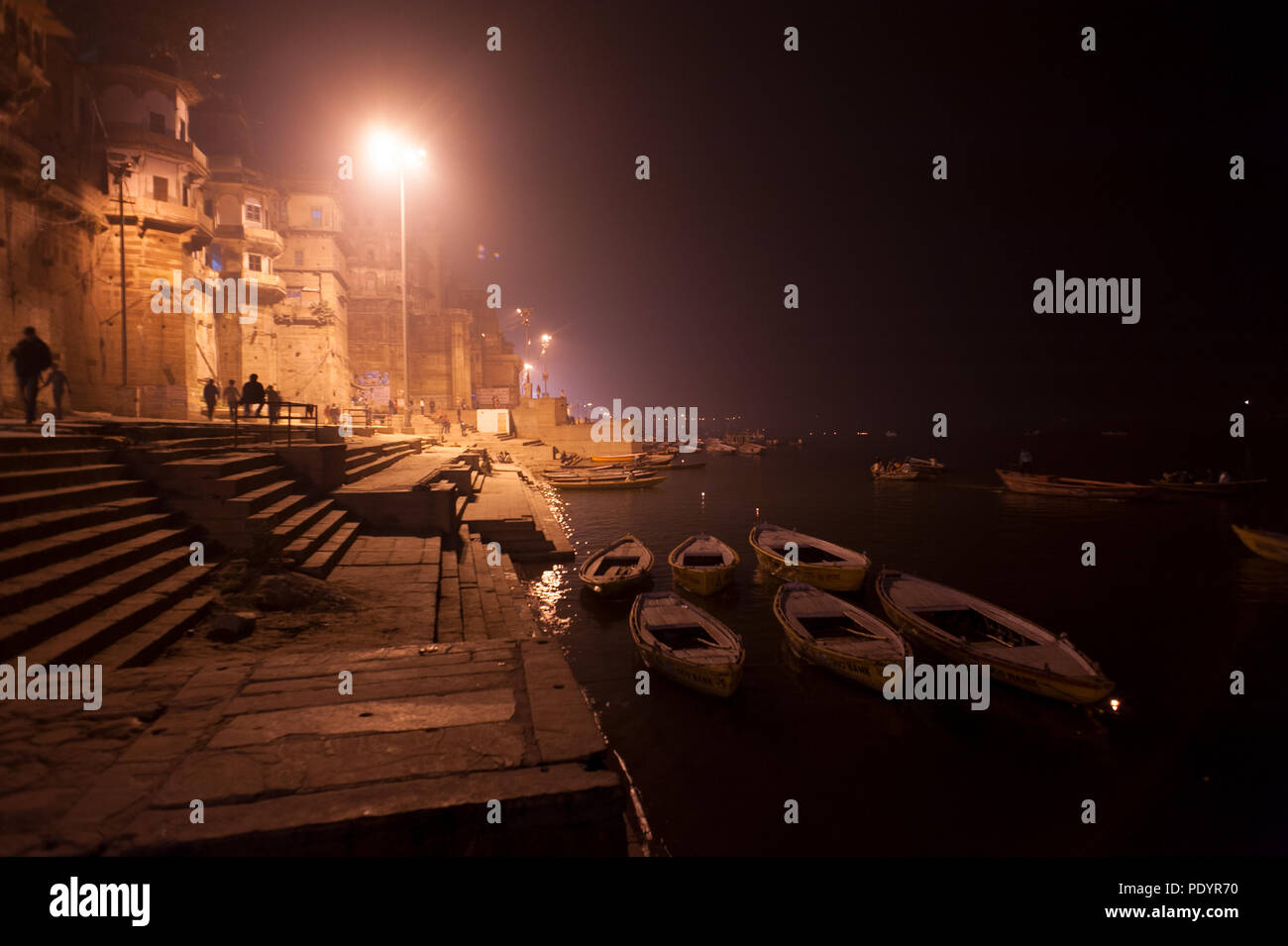 Vision de nuit de gath le long du Gange, Varanasi, Uttar Pradesh, Inde Banque D'Images