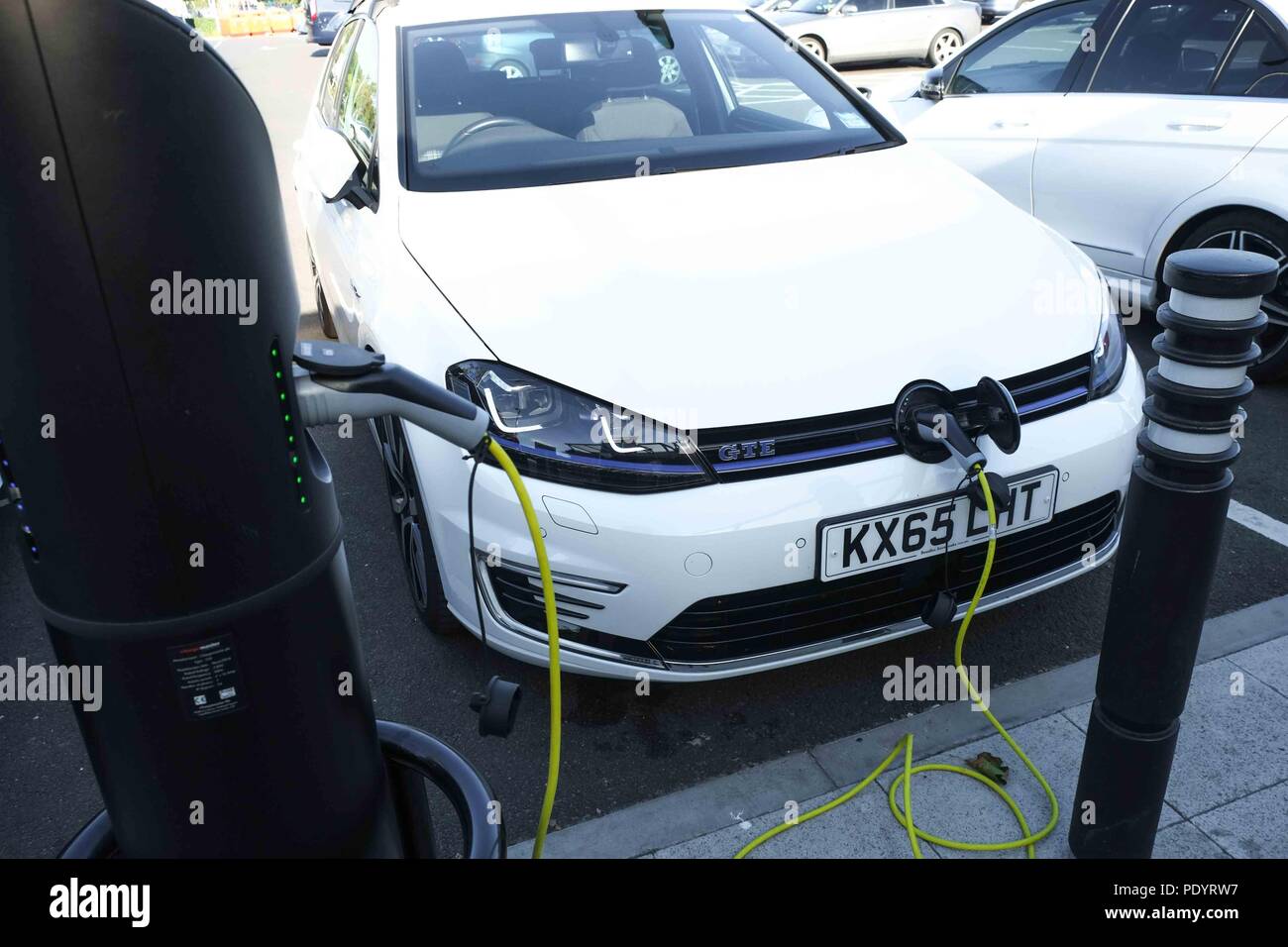 Une voiture électrique en cours de charge Banque D'Images