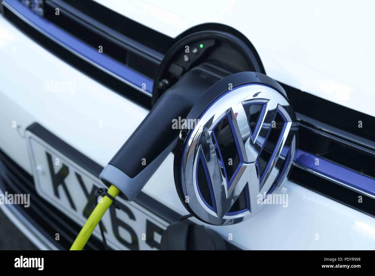 Une voiture électrique en cours de charge Banque D'Images