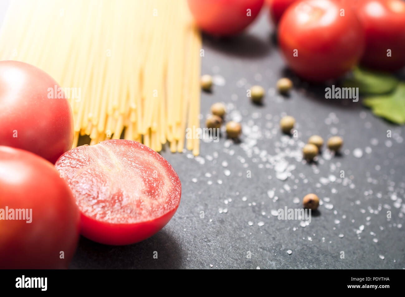 Cuisine des ingrédients comme les nouilles, les tomates et les épices sur ardoise Banque D'Images