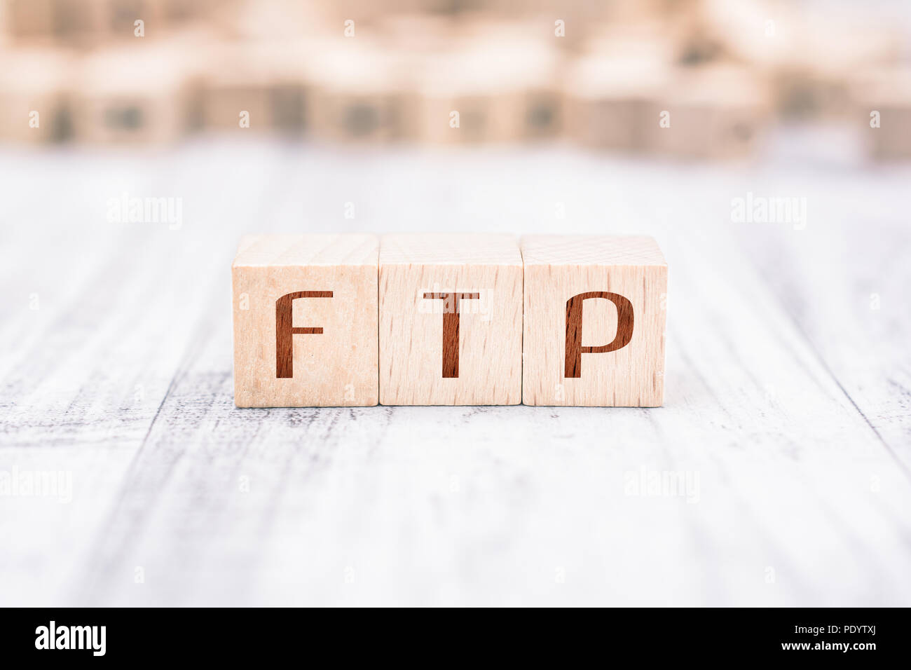 Le FTP mot formé par des blocs de bois sur un tableau blanc Banque D'Images