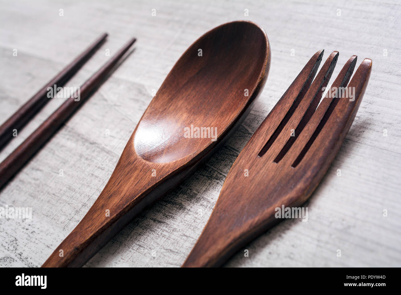 Coffret bois de fourchette, couteau et baguettes posée en parallèle à l'autre, High Angle View Banque D'Images