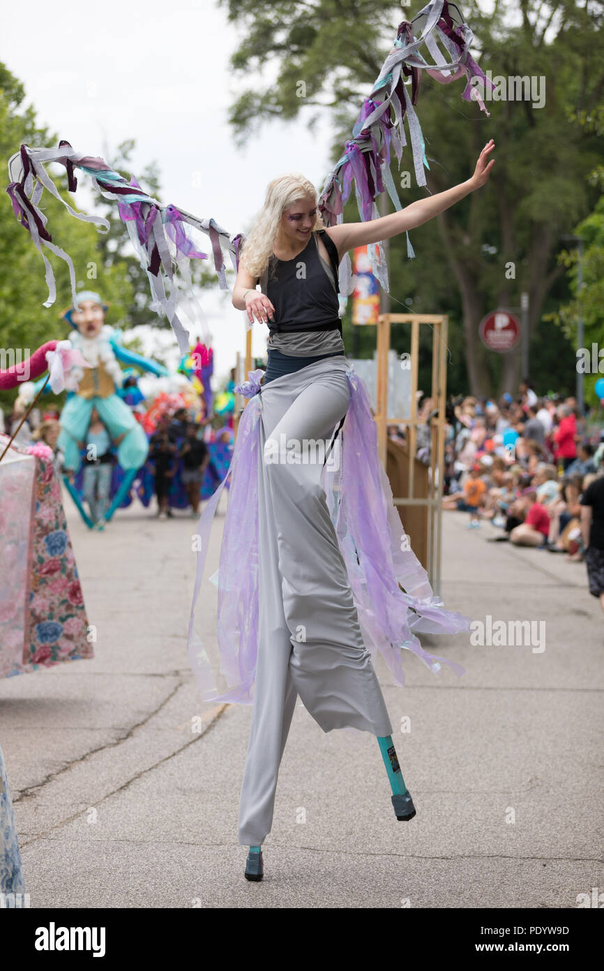 Cleveland, Ohio, USA - 9 juin 2018 femme habiller comme un papillon la marche sur échasses à l'art abstrait Défilé du festival Le Cercle Banque D'Images