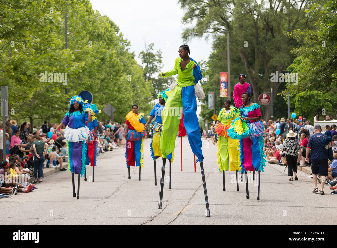 Cleveland, Ohio, USA - 9 juin 2018 Les hommes africains-américains et les femmes portant des tenues colorées sur pilotis à l'art abstrait Défilé du festival Le Cercle Banque D'Images
