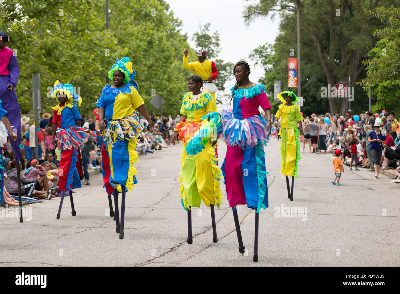 Cleveland, Ohio, USA - 9 juin 2018 Les hommes africains-américains et les femmes portant des tenues colorées sur pilotis à l'art abstrait Défilé du festival Le Cercle Banque D'Images