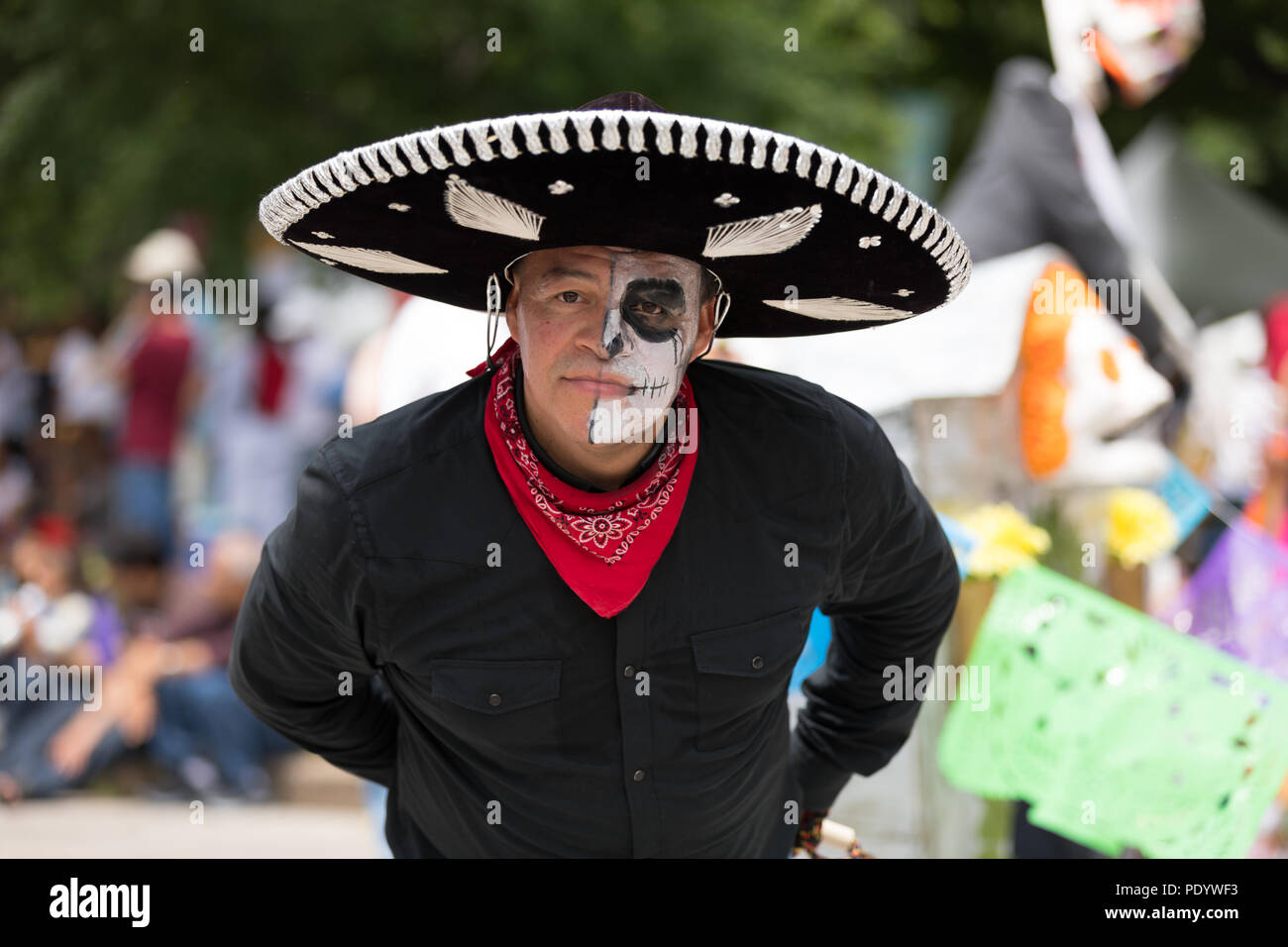 Cleveland, Ohio, USA - 9 juin 2018 latino Man s'habiller comme un mariachi et avec son visage peint comme un crâne en sucre à l'art abstrait le défilé du festival Banque D'Images