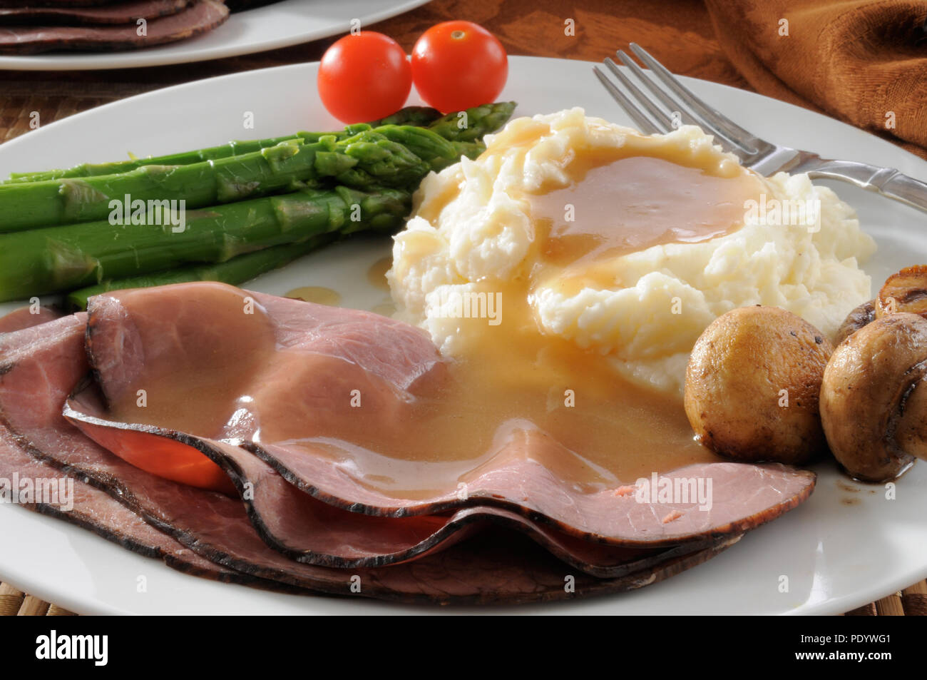 Libre d'une assiette de tranches de rôti de bœuf en sauce. smoothered Des aliments de haute qualité Photos stock professionnelles. Banque D'Images