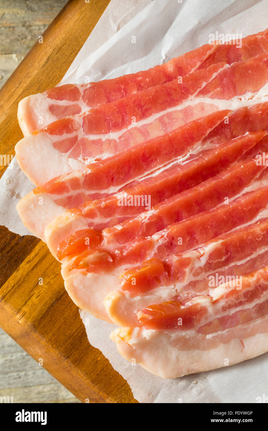 Nourri à l'Herbe de bacon cru prêt à cuire Banque D'Images