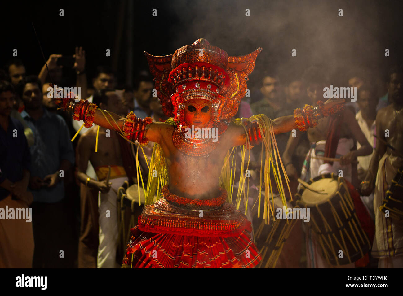 , Theyyam rituel populaire sous forme de culte de l'Amérique du Malabar au Kerala, en Inde Banque D'Images