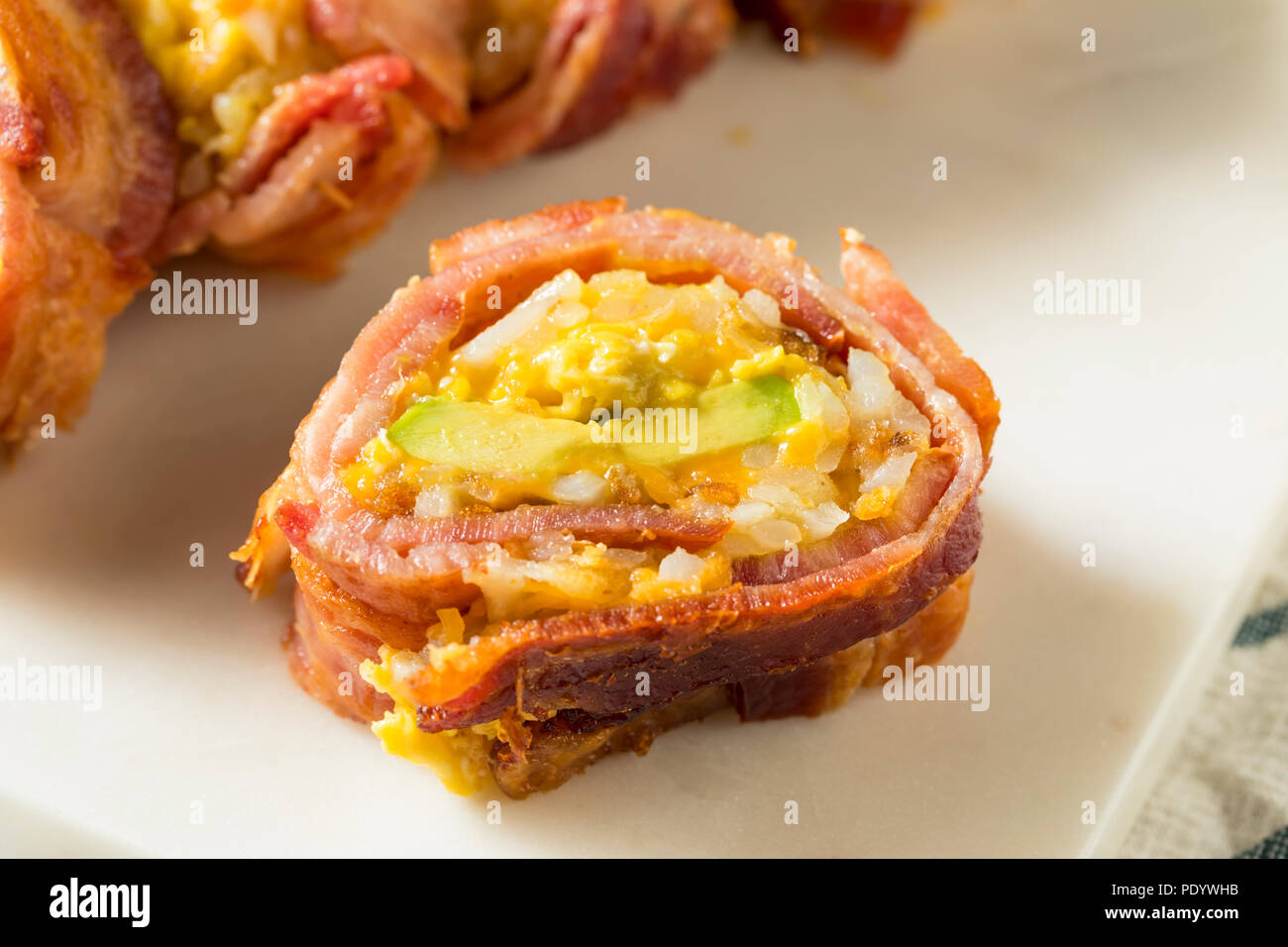Petit-déjeuner savoureux faits maison avec du bacon pommes oeuf Sushi Banque D'Images