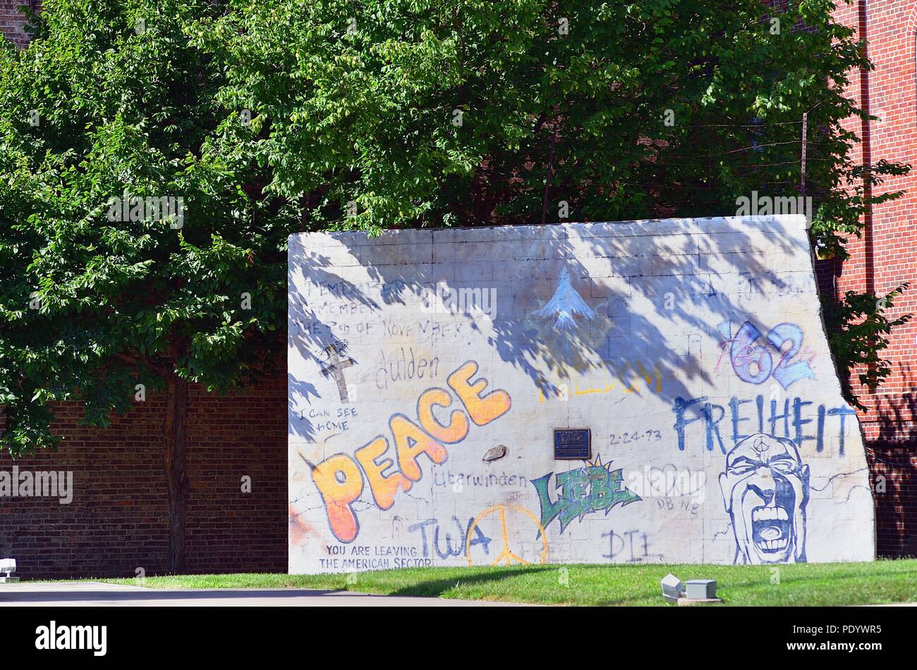 Dixon, Illinois, USA. Un modèle à l'échelle réplique du mur de Berlin est peint avec des peintures murales graffiti représentant trois symboles de paix . Banque D'Images