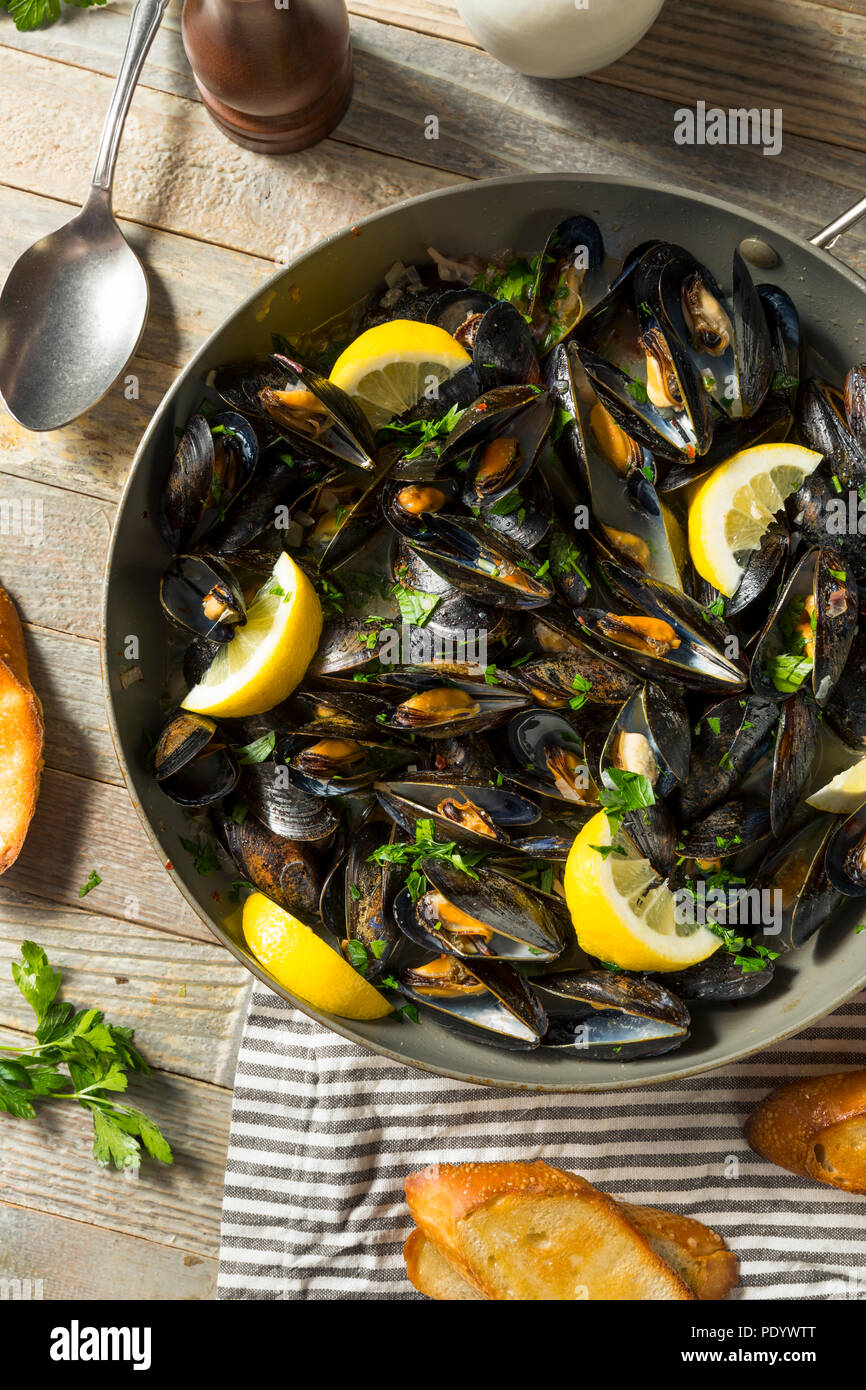 Des moules vapeur et le bouillon avec du pain Banque D'Images