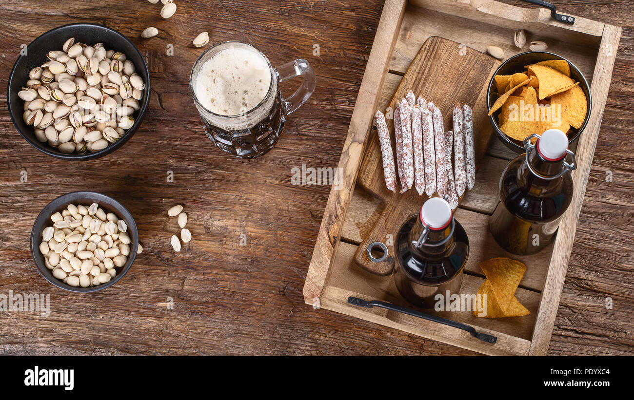 De la bière et des collations sur fond de bois. Vue d'en haut Banque D'Images