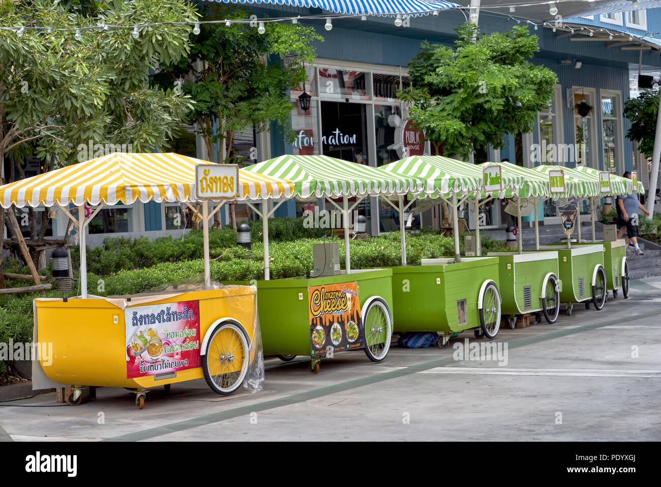 Des chariots de nourriture. Les avions de ligne de chariots mobiles dans un centre commercial de la Thaïlande avant-cour. L'Asie du sud-est Banque D'Images