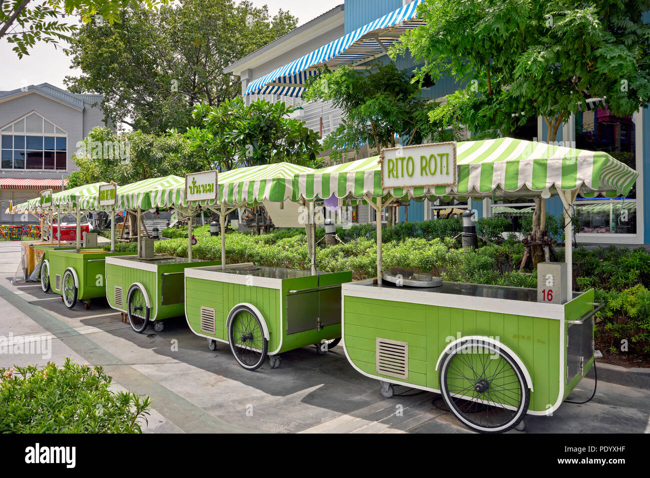 Des chariots de nourriture. Les avions de ligne de chariots mobiles dans un centre commercial de la Thaïlande avant-cour. L'Asie du sud-est Banque D'Images