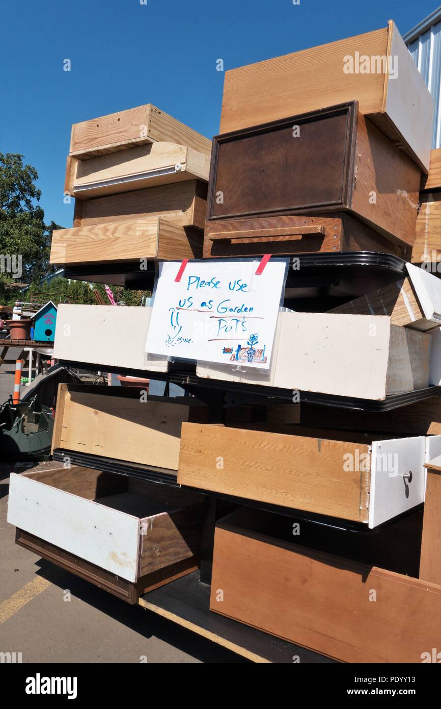 Une pile de vieux tiroirs pour être utilisé comme un pot de fleurs, à apporter au centre de recyclage à Eugene, Oregon, USA. Banque D'Images