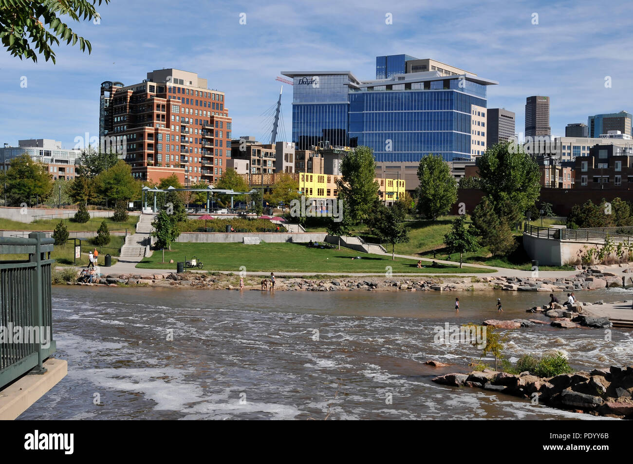 La ville de Denver sur une belle journée d'été avec les rivières de Confluence Park au premier plan Banque D'Images