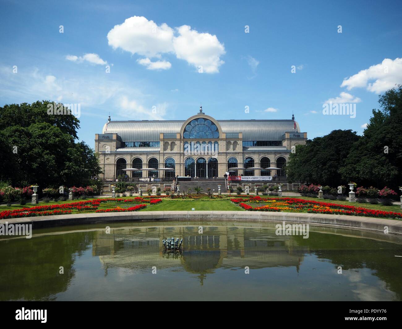 Flora jardin botanique à Cologne, sur une une journée ensoleillée avec des fleurs colorées et ciel bleu en arrière-plan, un bel endroit pour une visite. Banque D'Images