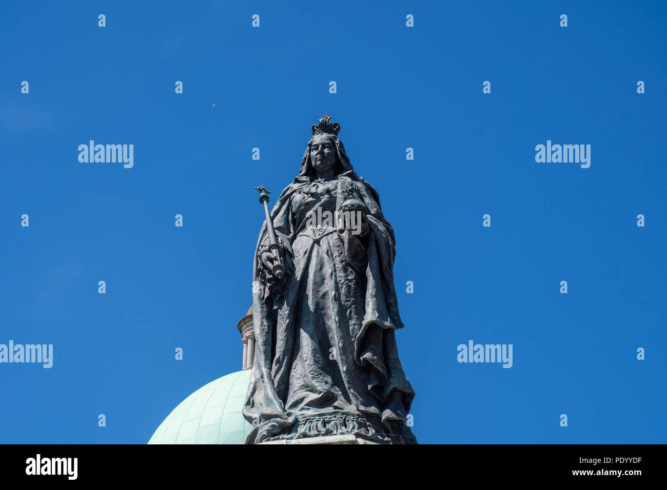Statue de la reine Victoria avec Dome en arrière-plan Banque D'Images