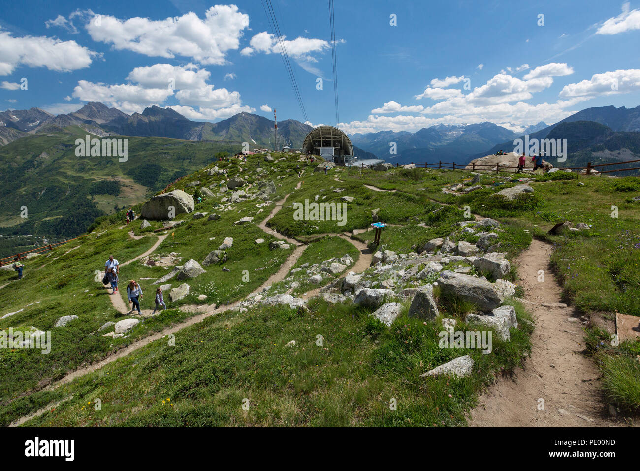 COURMAYEUR, ITALIE, le 2 août : Le Jardin Botanique Alpin "aussurea' et le pavillon du Mont Frety dans un matin d'été à Courmayeur, Italie sur Augus Banque D'Images