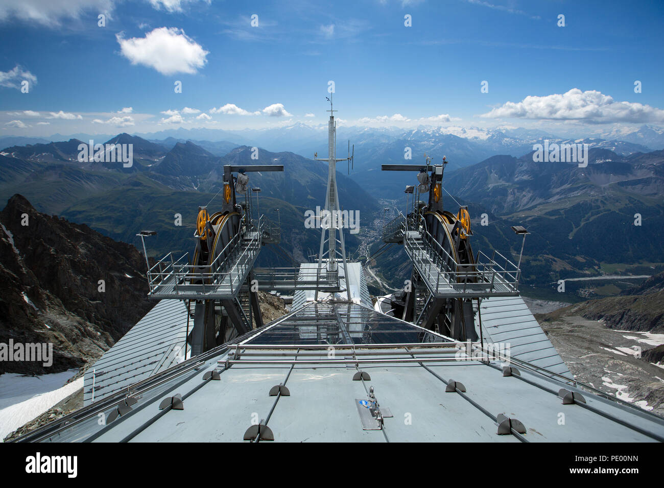 COURMAYEUR, ITALIE, le 2 août : vue de la technologie de l'ingénierie de Skyway sur le toit de la terrasse panoramique Punta Helbronner près de Monte Bianco (Mon Banque D'Images