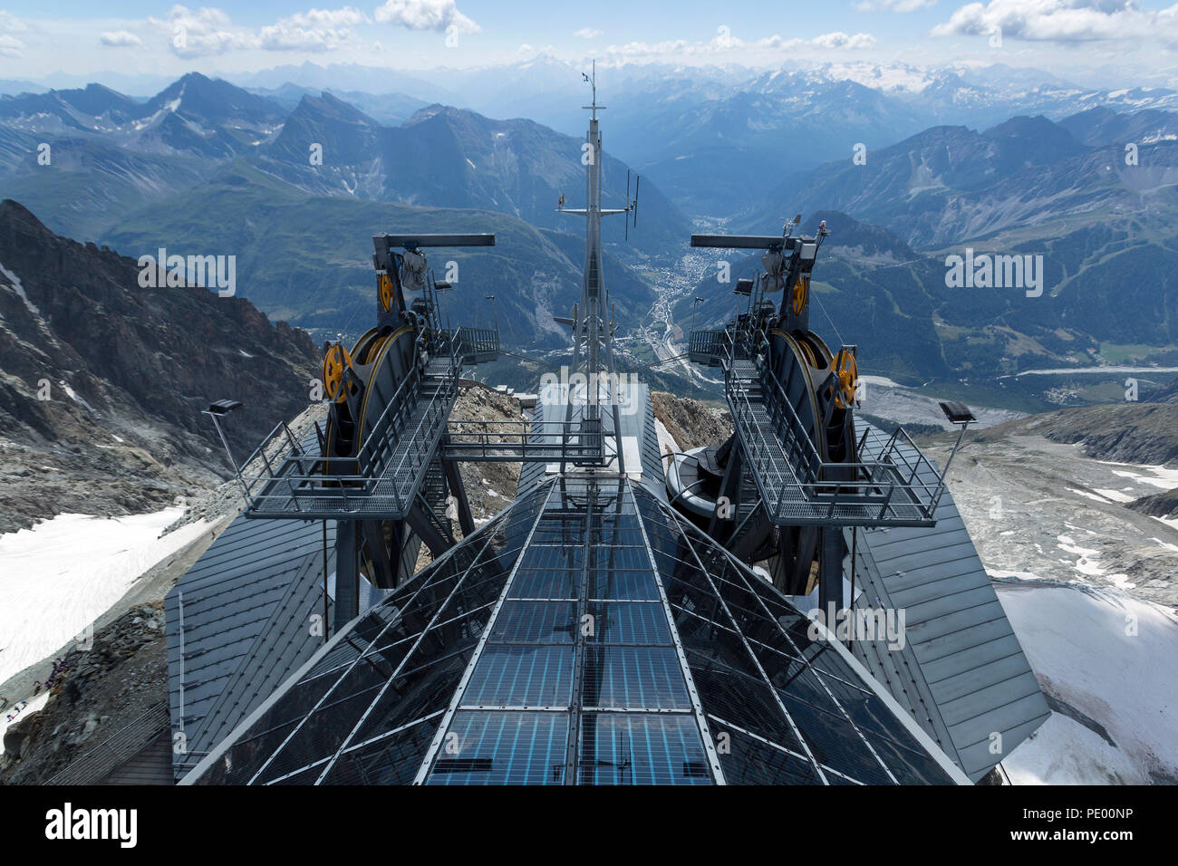 COURMAYEUR, ITALIE, le 2 août : vue de la technologie de l'ingénierie de Skyway sur le toit de la terrasse panoramique Punta Helbronner près de Monte Bianco (Mon Banque D'Images
