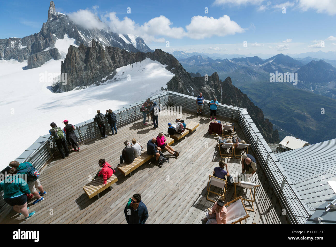 COURMAYEUR, ITALIE, le 2 août : les personnes bénéficiant de la vue du Mont Blanc (Monte Bianco) massif de l'une des terrasses de Punta Helbronner, dans Courmay Banque D'Images
