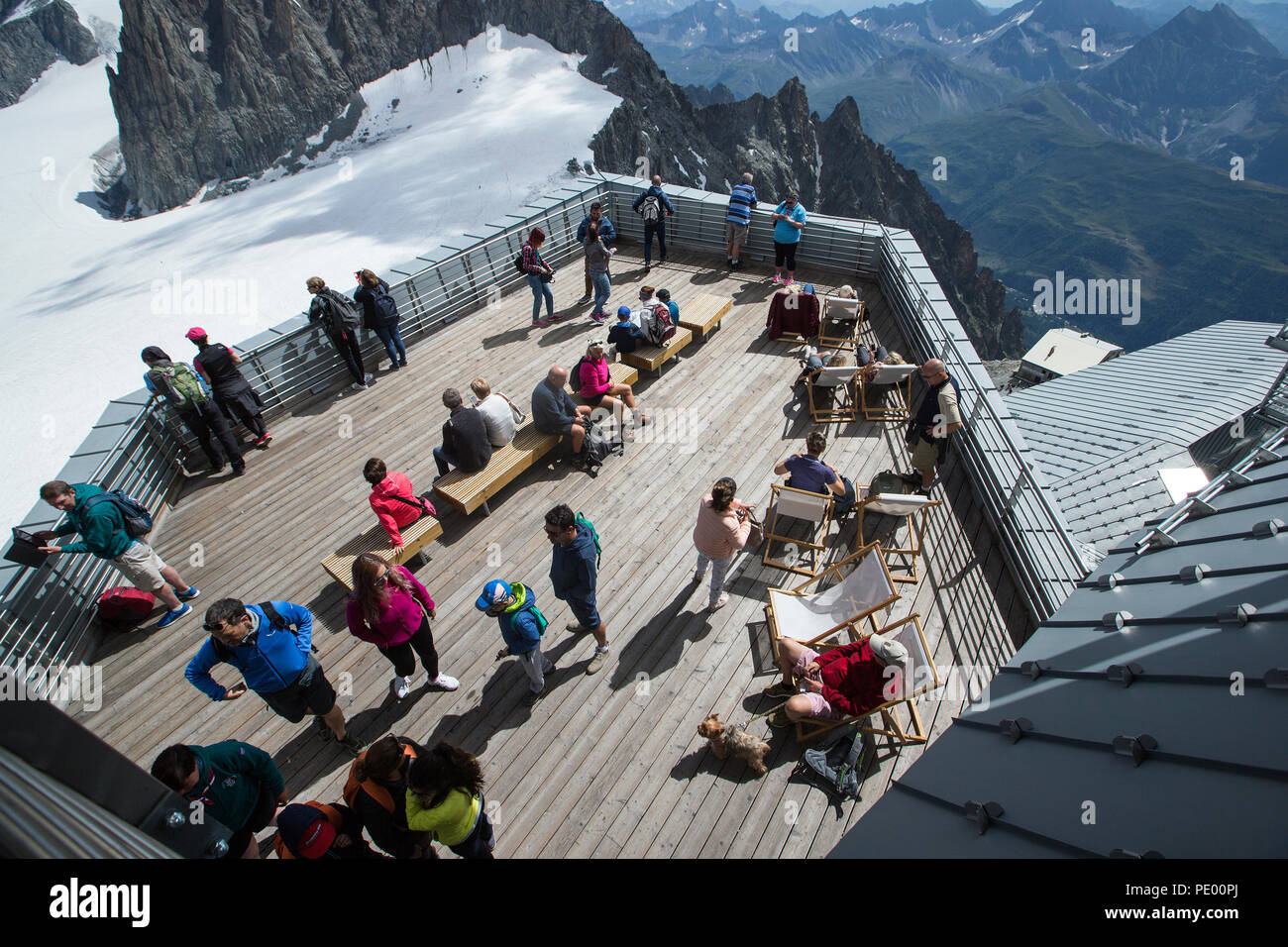 COURMAYEUR, ITALIE, le 2 août : les personnes bénéficiant de la vue du Mont Blanc (Monte Bianco) massif de l'une des terrasses de Punta Helbronner, dans Courmay Banque D'Images