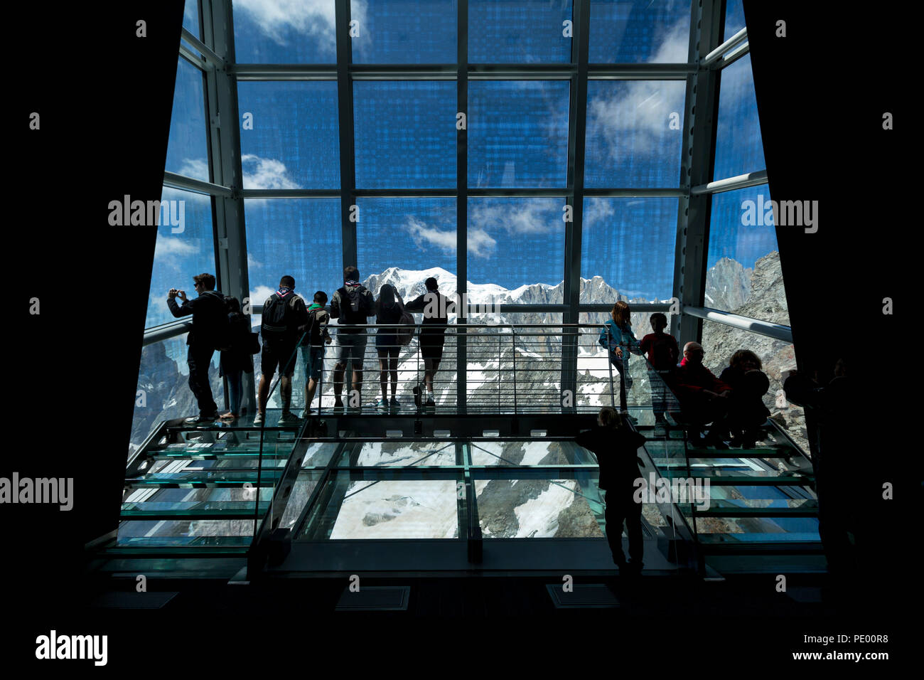 COURMAYEUR, ITALIE, le 2 août : les personnes bénéficiant de la fenêtre panoramique appelé Skywow, intérieur de Punta Helbronner, vue sur Monte Bianco (Mont Blanc) massi Banque D'Images