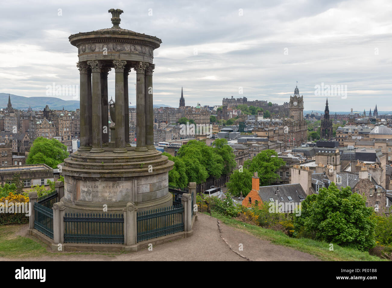 Monument grec à Calton Hill avec vue sur Scotish Edimbourg Banque D'Images