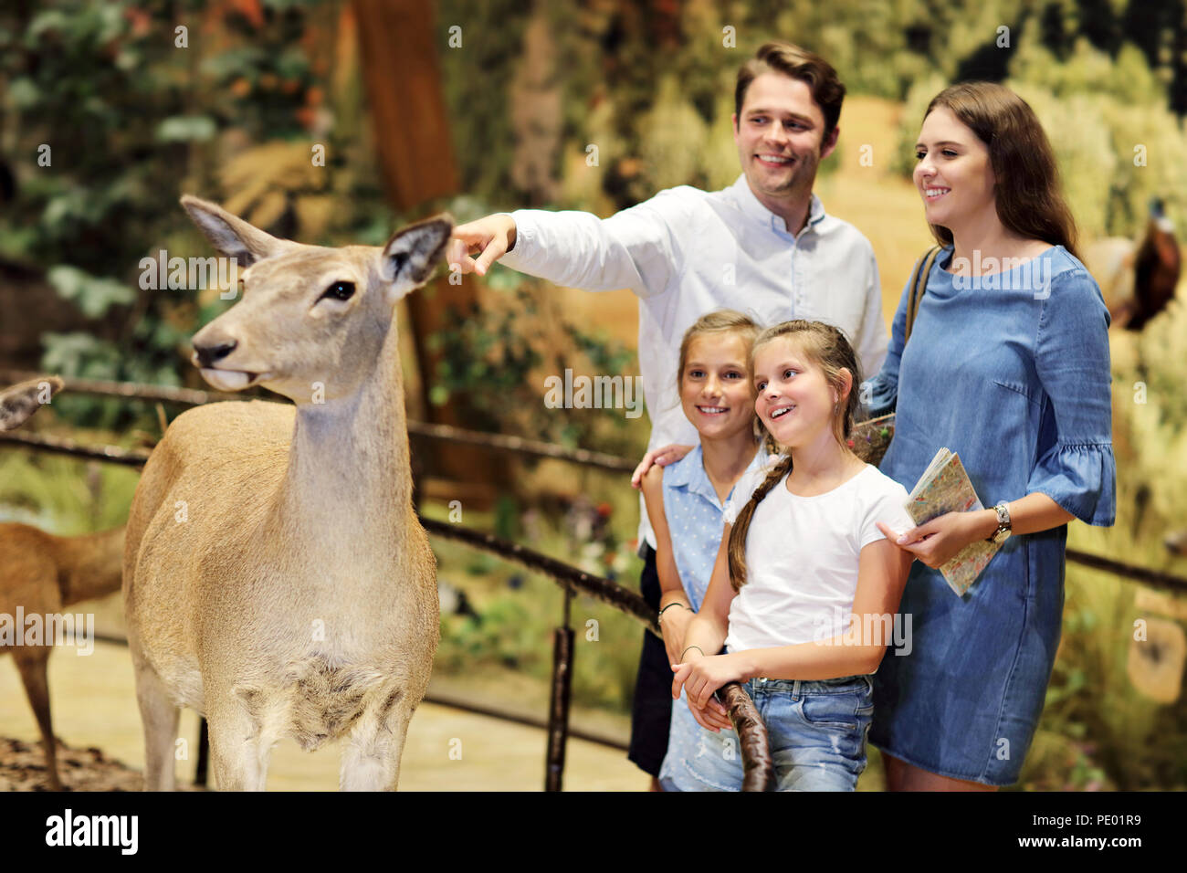 Famille heureuse dans la nature museum Banque D'Images