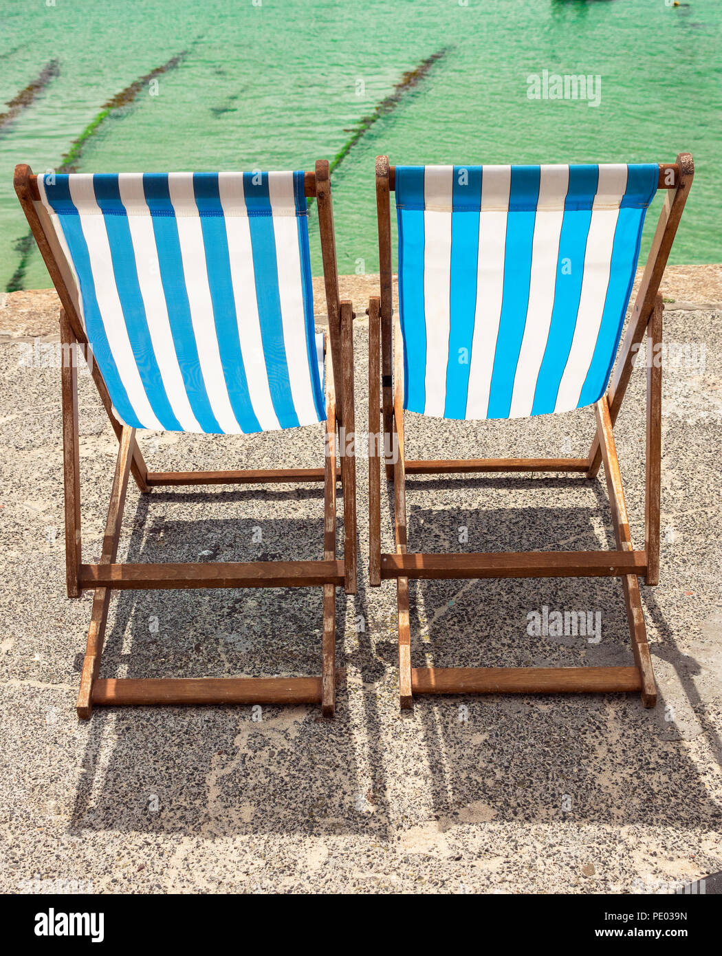 ST Ives, Angleterre - le 19 juin : deux chaises vides par la mer, au cours de l'été chaud, à Cornwall, en Angleterre. À St Ives, en Angleterre. Le 19 juin 2018. Banque D'Images