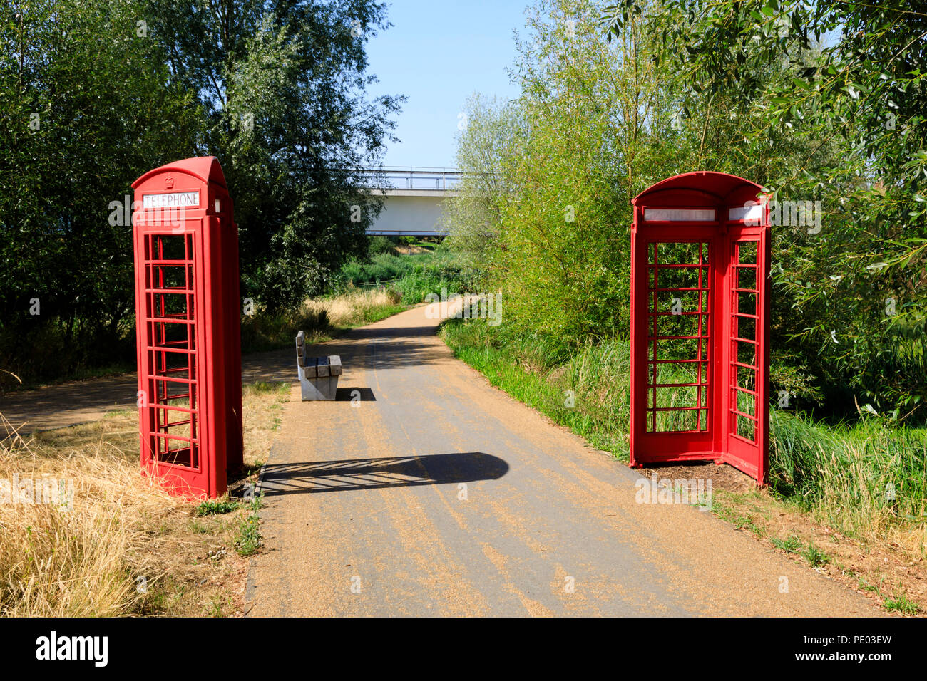 Boîte de téléphone rouge classique art installation dans le parc Queen Elizabeth Olympic Park, Stratford, London, England Banque D'Images