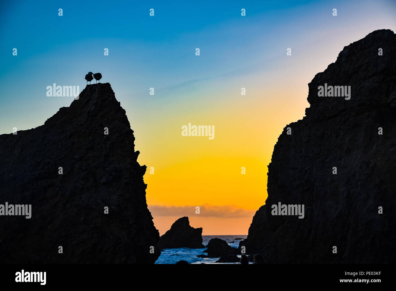 Coucher du soleil à El Matador State Beach à Malibu, Californie Banque D'Images