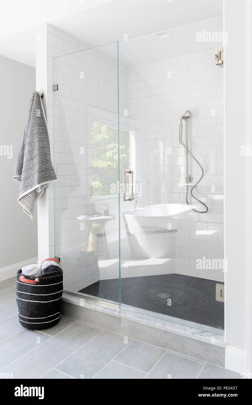 Un quartier résidentiel haut de gamme, salle de bains douche, wc séparés avec du carrelage blanc et une serviette Banque D'Images