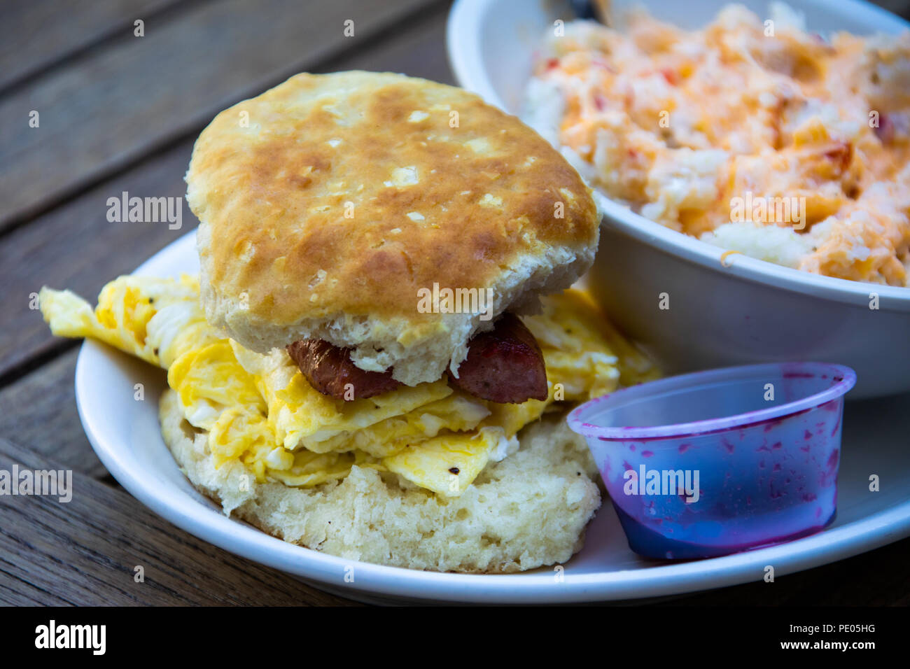Des saucisses locales, œuf et fromage sandwich biscuit avec du fromage grits, Cahawba House Restaurant, Montgomery, Alabama, États-Unis Banque D'Images