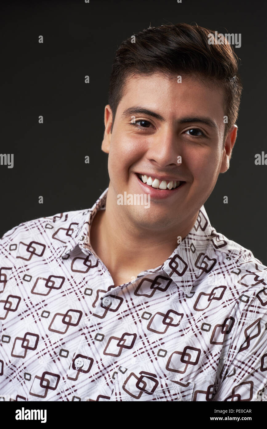 Happy smiling young man in casual studio portrait Banque D'Images