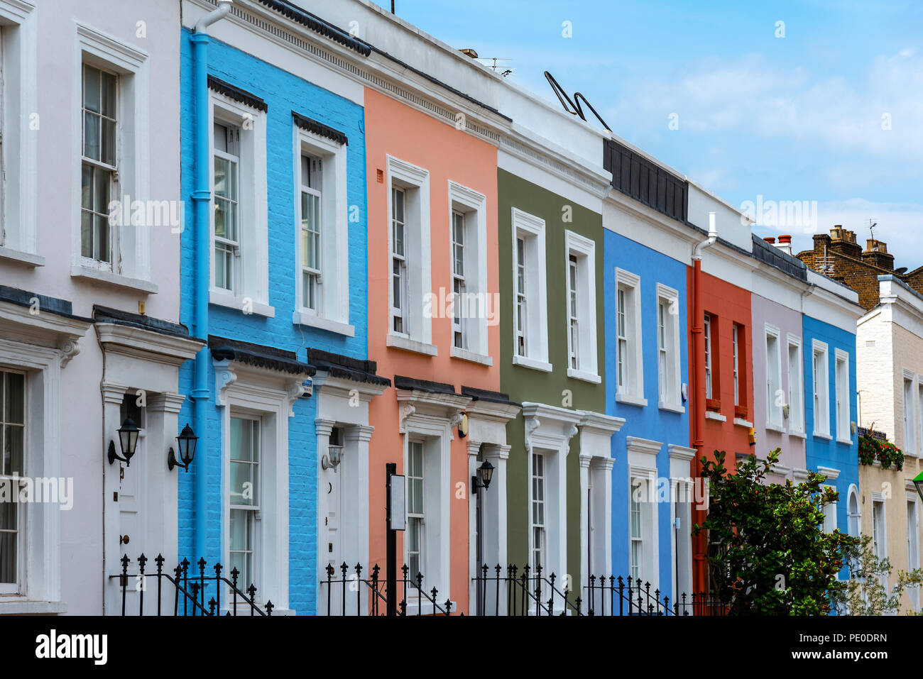 Maisons de série colorée vu dans Notting Hill, Londres Banque D'Images