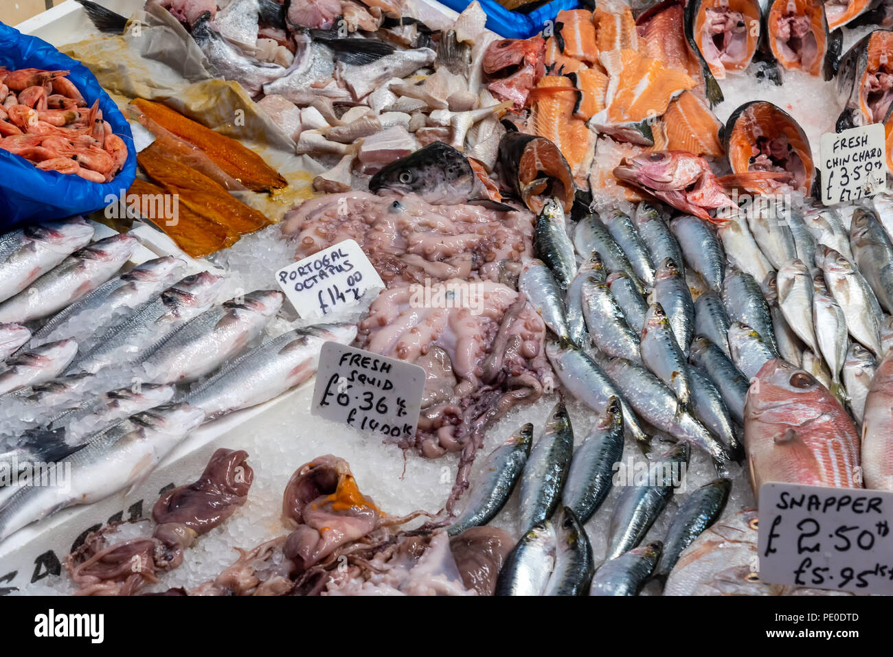 Poissons et fruits de mer à vendre dans un marché à Londres, Royaume-Uni Banque D'Images