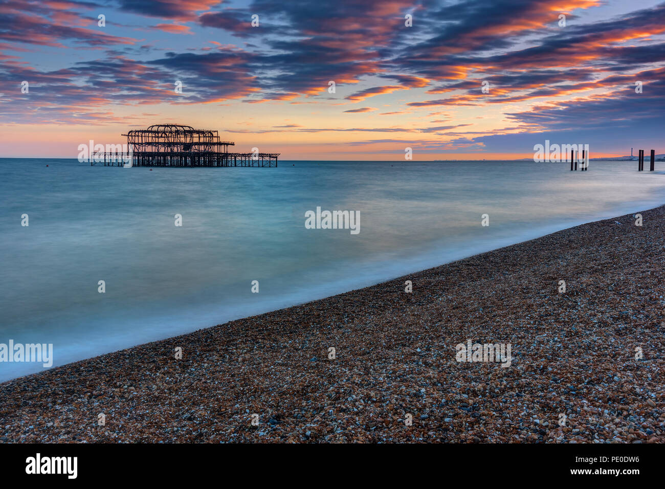 L'ancien détruit West Pier de Brighton, UK, après le coucher du soleil Banque D'Images