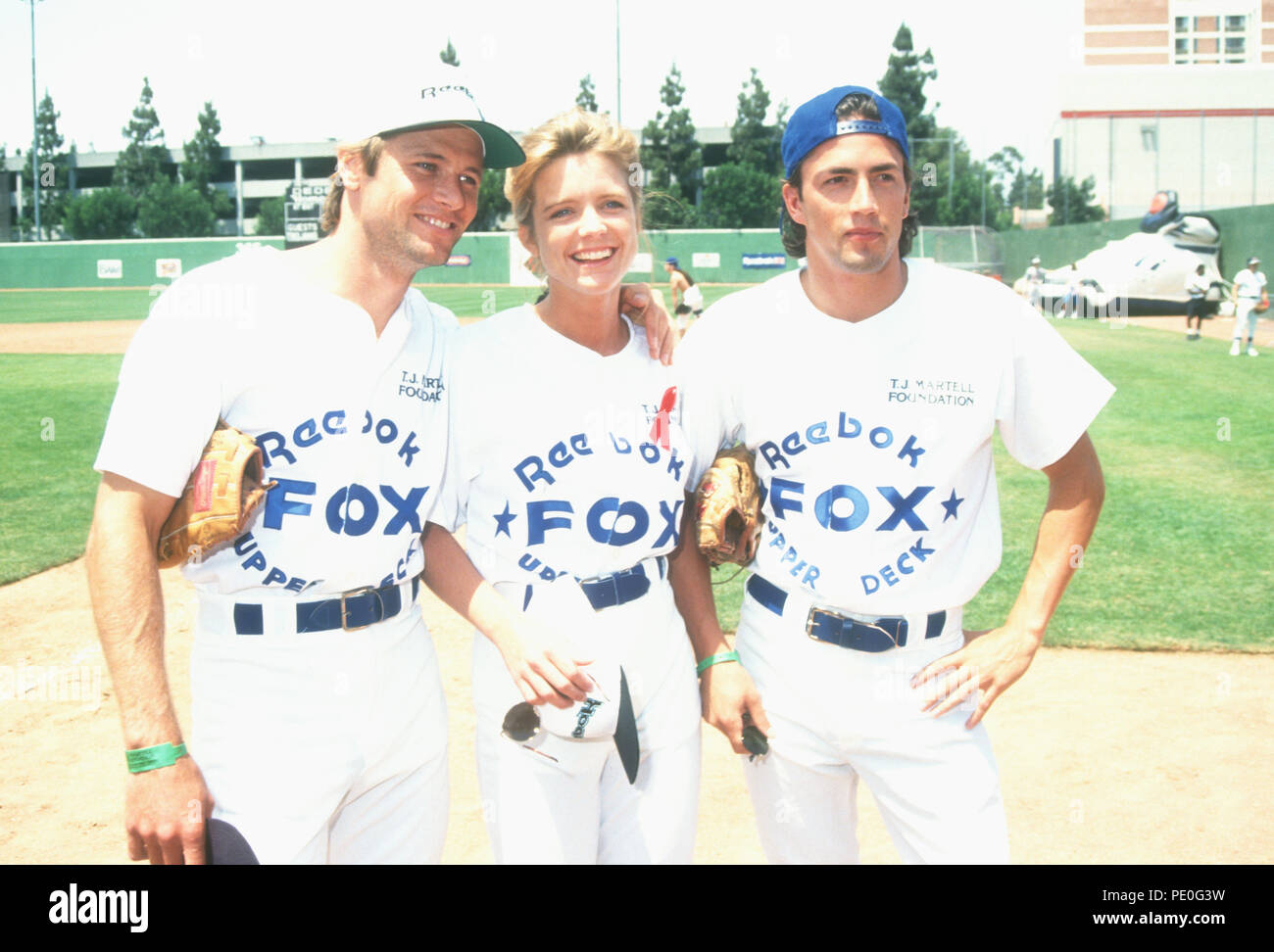 LOS ANGELES, CA - le 14 juin : (L-R) Grant acteur actrice Courtney Thorne-Smith Show, et l'acteur Andrew Shue assister à T.J. Martell bénéficier d'un match de baseball le 14 juin 1992 à Dedeaux Field à Los Angeles, Californie. Photo de Barry King/Alamy Stock Photo Banque D'Images