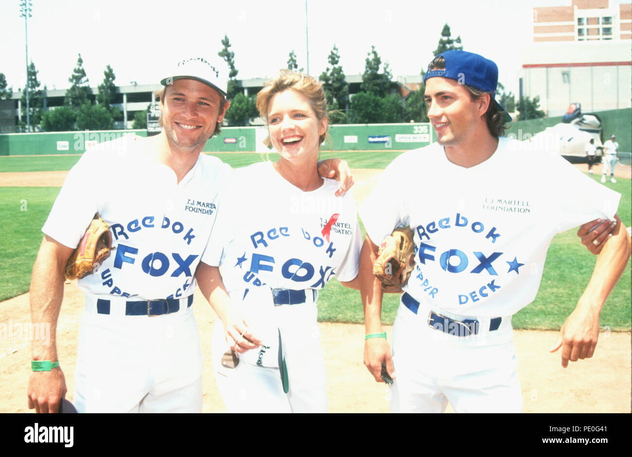 LOS ANGELES, CA - le 14 juin : (L-R) Grant acteur actrice Courtney Thorne-Smith Show, et l'acteur Andrew Shue assister à T.J. Martell bénéficier d'un match de baseball le 14 juin 1992 à Dedeaux Field à Los Angeles, Californie. Photo de Barry King/Alamy Stock Photo Banque D'Images